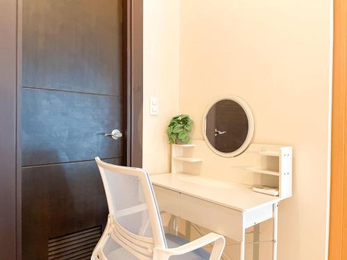 Elegant BGC Condo Across Mitsukoshi Mall #upt27p