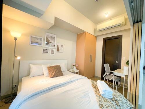 Elegant BGC Condo Across Mitsukoshi Mall #upt27p