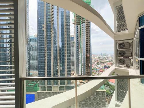 Luxury BGC Condo Near Uptown, Grand Hyatt #upt219k