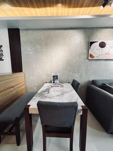 A Smooth Cozy City Loft