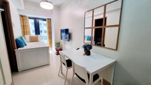 Shore 3 Residences Mall of Asia Pool view Netflix free wifi