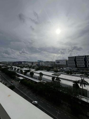 Affordable Condo staycation near MOA , NAIA & Airport 4 GUESTS WIFI, NETFLIX, POOL