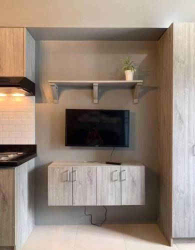 Stylish Studio with Divider in Central Location