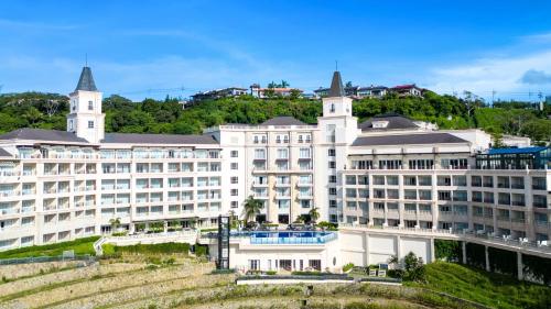 Twin Lakes Hotel