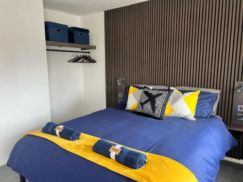 AeroSuites Luton - SHARED AND PRIVATE Accommodations mins from Luton Airport,FREE selected Breakfast,Adults Only,FREE Parking MUST be reserved at the time of booking, No Visitors allowed, Late self Check In and Early self Check Out by request only