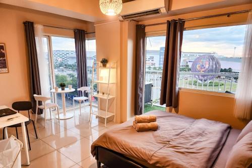 Artsy 110sqm 2br in MOA 200mbps Wifi XBOX Printer