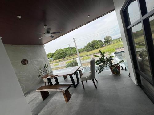 SereneMiaCasa-affordable but luxurious staycation