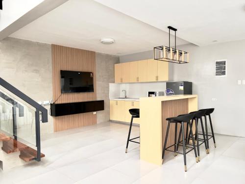 CASA GUADA - Villa & Pool House Staycation