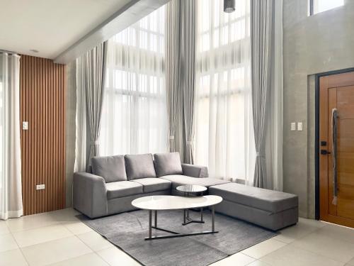 CASA GUADA - Villa & Pool House Staycation