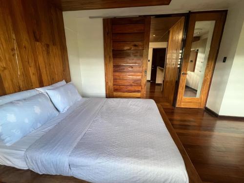 1BR Northpoint Condo Free Airport pick up for 3 nights stay or more