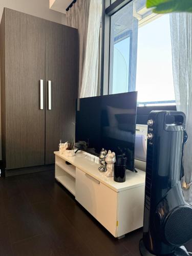 Sky-High Studio with Netflix, Sunset View, and Disney