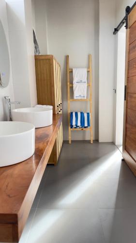 Besu Villas Santa Ana - beachfront whole Villa with pool