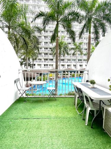 MOA Shell Residences - Big Balcony Facing Pool