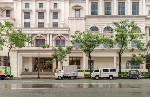 BGC Taguig Uptown 3BR corner unit with pool view, bath tub, wifi, parking, beside Landers BGC