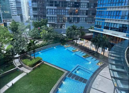 BGC Taguig Uptown 3BR corner unit with pool view, bath tub, wifi, parking, beside Landers BGC