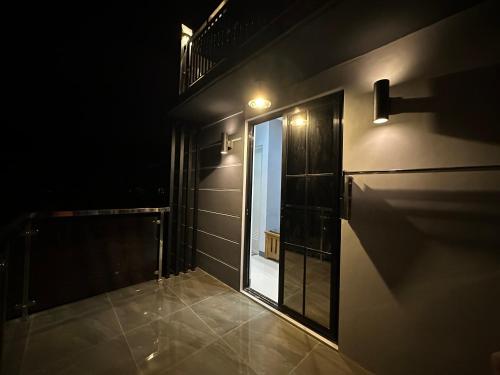 K and R Apartment Fully Furnished Home with Balcony