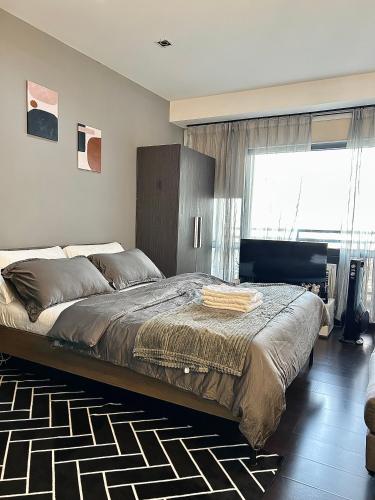 Sky-High Studio with Netflix, Sunset View, and Disney