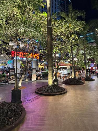 Elegant 1BR with Great View, Panoramic Pool Near Ortigas CBD - 24