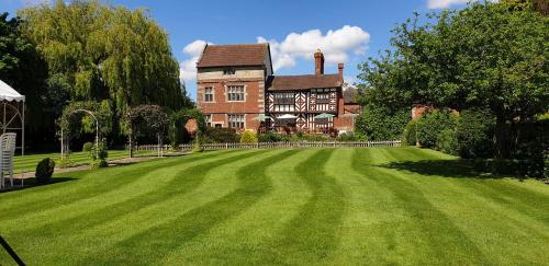 Albright Hussey Manor