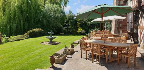 Albright Hussey Manor