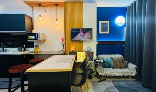 2 Bed Luxe Stay with Netflix and Pool, 10 min walk to Fuente - the Heart of Cebu City