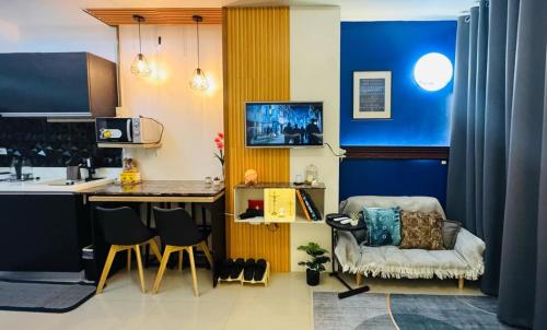 2 Bed Luxe Stay with Netflix and Pool, 10 min walk to Fuente - the Heart of Cebu City