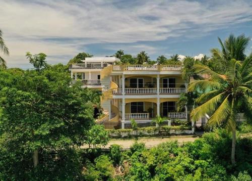 Studio apartment with pool and ocean views