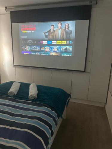 Self-contained en-suite room very close to Wembley stadium