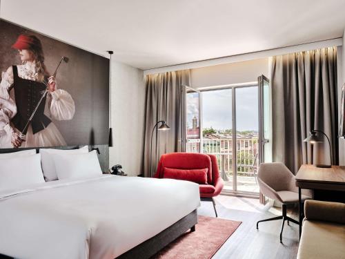 Radisson Red Hotel & Radisson Red Apartments Krakow