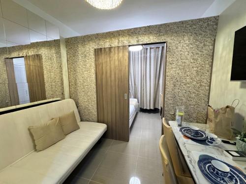 Shore 2 Residences Room 1925 Walk away from SM Mall of Asia, IKEA, SMX and close to Manila Ocean Park & PICC