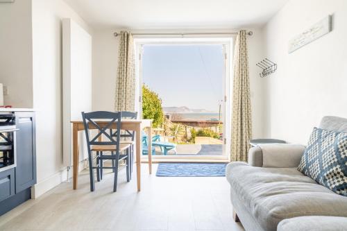 Stunning little house, 2 mins from Lyme Regis beach with a sea view Sleeps 4 free parking,small dog welcome
