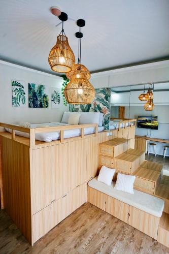 Modern Studio 4 Minutes from Mactan-Cebu Airport, Pool, Wi-Fi & Kitchen