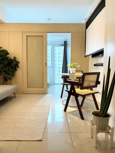 Jazz Residence T2 Rm 405 Homey Muji Inspired Staycation Big Screen Cinema