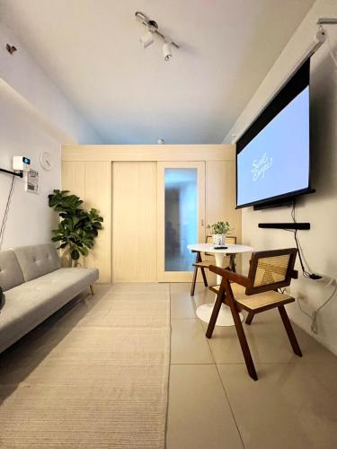 Jazz Residence T2 Rm 405 Homey Muji Inspired Staycation Big Screen Cinema