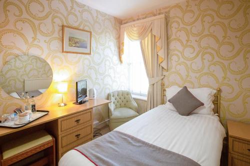 OYO Lamphey Hall Hotel