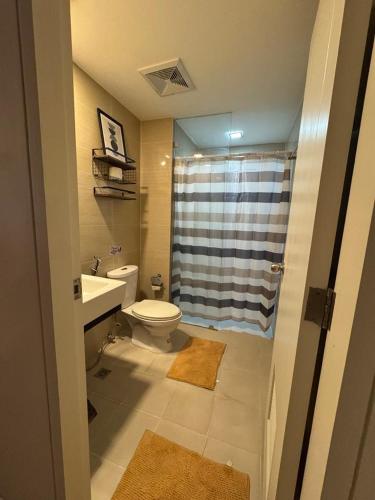 Cozy Staycation Venice with Balcony Mckinley near Bgc