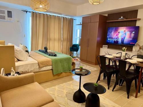 Cozy Staycation Venice with Balcony Mckinley near Bgc