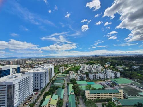 Cozy Staycation Venice with Balcony Mckinley near Bgc