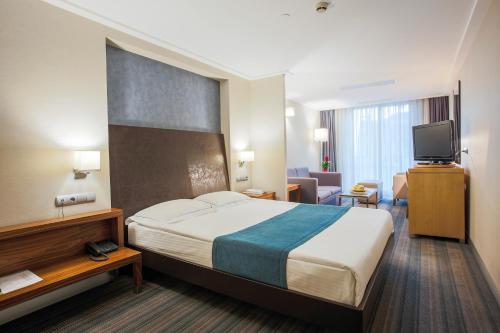 Housez Suites & Apartments