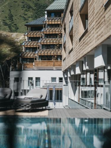 The Crystal VAYA Unique