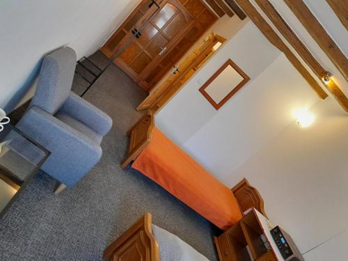 Academus Cafe/Pub & Guest House