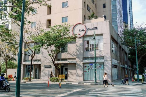 Spacious 2BR at SoMa BGC Near SM Aura and Bonifacio High Street