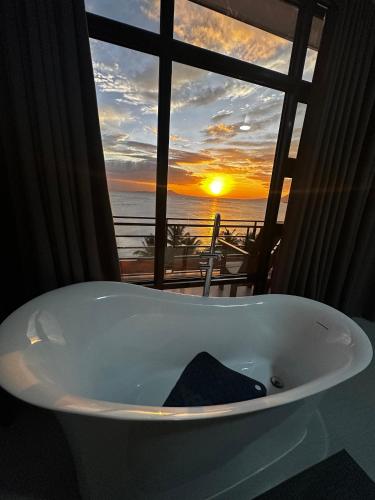 Couple Suite with Ocean View & Relaxing Tub Batangas