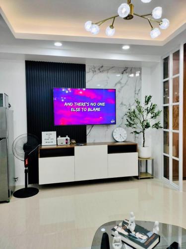 Newly opened near MOA & Airport with PS4 and karaoke