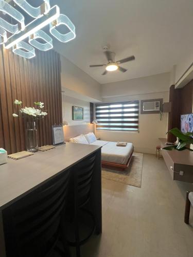 Cozy Modern Studio - walk to IT Park - netflix & pool