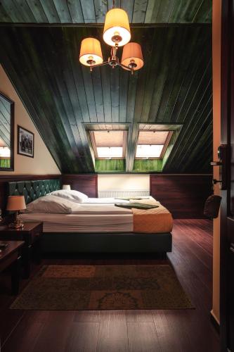 Shoemaker Irish Pub & Accommodation Hotel