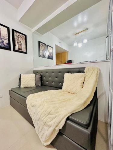 Shell Residences Deluxe 1BR Condotel with Balcony Pool View Infront of Mall of Asia Near Airport