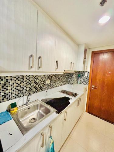 Shell Residences Deluxe 1BR Condotel with Balcony Pool View Infront of Mall of Asia Near Airport