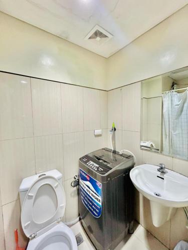 Shell Residences Deluxe 1BR Condotel with Balcony Pool View Infront of Mall of Asia Near Airport