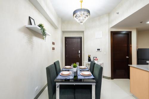 Uptown Parksuites Sky Garden Flr Bright Airy 2 BR balcony